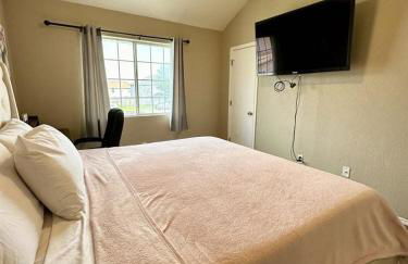 Modern 2BR Stay with Large Parking Pet Friendly - Foto 13