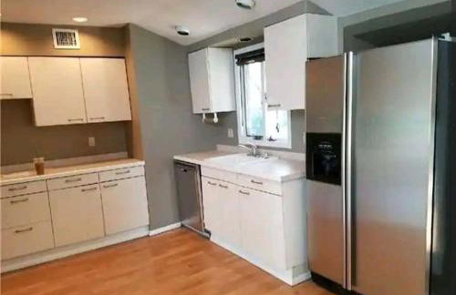 Cozy 4BR 3BA Home- Train to NYC, USOpen, CitiField Mets, MSG, Walk to Harbor & Golf - Photo 37