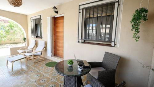 Cómodo chalet en la playa con gran patio exterior cerca del MET Y Campo de Golf - Photo 2