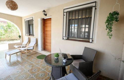 Cómodo chalet en la playa con gran patio exterior cerca del MET Y Campo de Golf - Photo 2