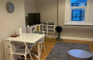 Bright 1-Bed - 2 mins to Forest Hill Station - Photo 3