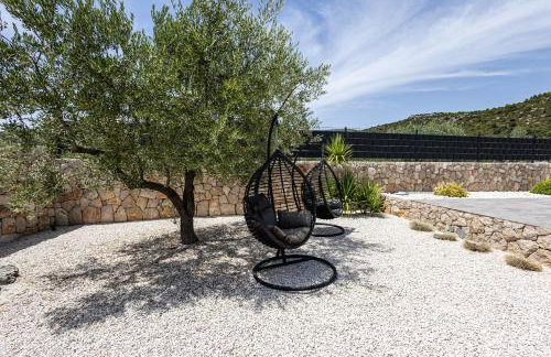 Villa Bosilen with private pool, near Trogir, Split airport, quiet area, family villa - Photo 23