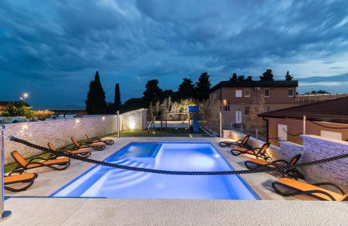 Superb villa Maxima with private pool, sauna, jacuzzi, playground for up to 18 persons, extra pool heating available - Foto 13