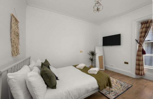 Gilmore House - 5 Bedroom Victorian Home with Hot Tub - Photo 13