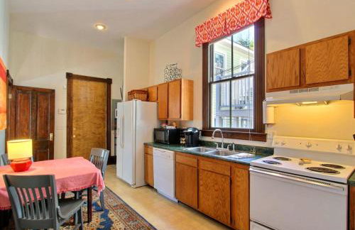 Big Blue House - Near Forsyth Park - Lower Unit - Photo 19