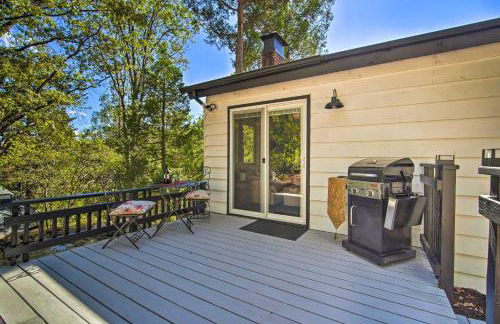 Tree-Lined Twin Peaks Cottage with Custom Stream - Foto 20