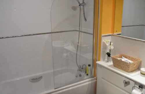 Large 2 bed flat, 2 bath, free parking & lift - Foto 6