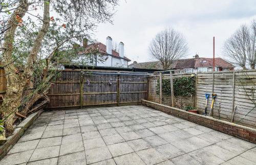 Luxurious 2 bedroom flat with parking and garden, 5 mins walk to train station and bus stop opposite property - Foto 11