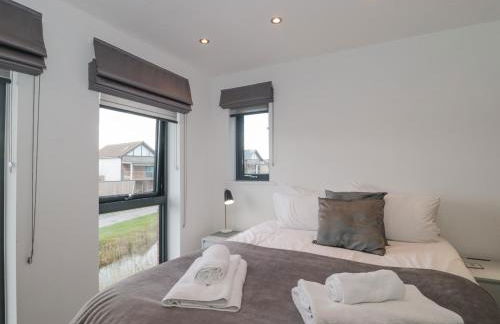 Agua de Plata, 16 Wakeling Island, Silverlake - Photo 12