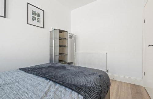 Free Parking ,Modern 4 bedrooms 10min from Birmingham city centre ideal for contractors ,Groups and Families - Photo 15