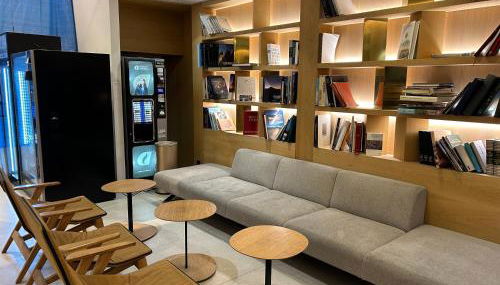 Renovated apartment in Madrid Center - Photo 3, Lobby or reception