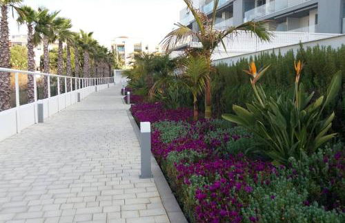 Apartamento en primera línea de playa, con piscina y garaje en Torrox Costa - Photo 4