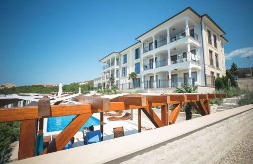 Beachfront apartment with pool, panoramic sea view - by Traveler tourist agency Krk - ID 2390 - Foto 1