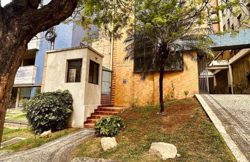 Apê Letícia I Ar condicionado, wifi e garagem na Zona Sul de BH - Foto 2