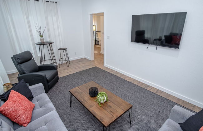 Huge Remodeled 5BR 4BA House Sleeps 20 Downtown - Photo 34