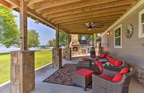 Lakefront Retreat with Pier, Bar Hut and Fireplace! - Foto 1
