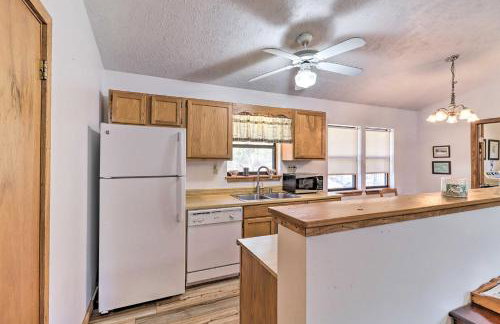 Walk to White River Home with Deck in Flippin! - Foto 9