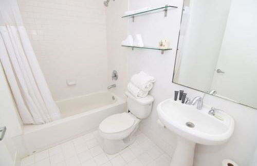 Light-Filled Apt Steps to Beach Convention Center - Foto 17