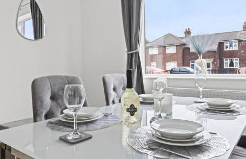 4 Bed Home sleeps 7 close to Cheshire Oaks Princes Rd - Photo 41