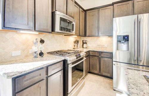 Meticulously-maintained 3-BR Townhouse w/ Backyard ~ Double-Story! - Foto 54