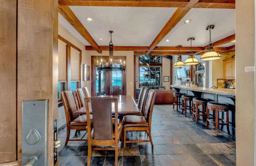 Lakefront Retreat Across from Homewood Resort - Foto 6