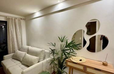 Aconchegante, completo e ótima localização - Foto 1