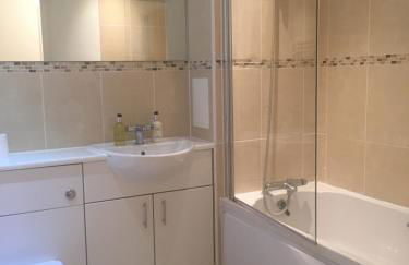 New Central Woking 1 and 2 Bedroom Apartments with Free Gym, close to Train Station - Photo 30