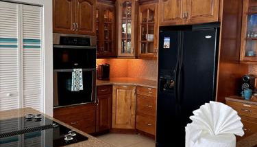 Private Bayfront Beach House with Dock, Steps to Beach and Restaurants - Foto 3