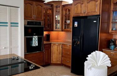 Private Bayfront Beach House with Dock, Steps to Beach and Restaurants - Foto 3