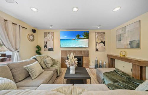 Entire Private Home with 4 Bedrooms, Pool, Hot Tub, King Bed, Garage, Available Now - Foto 6