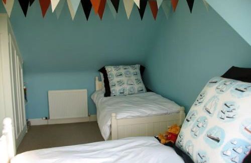 Beautiful spacious old schoolhouse with stunning sea views and beach nearby - Foto 16