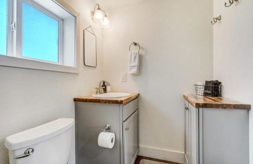 Baby Blue Cottage Downtown Hot Tub BBQ Fire Pit - Foto 26