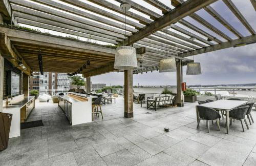 Comfy 2BR Oasis with Scenic Rooftop & Gym - Foto 48