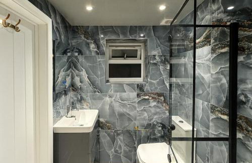 Modern 1 Bedroom Bungalow in Prime Heathrow Location - Photo 5