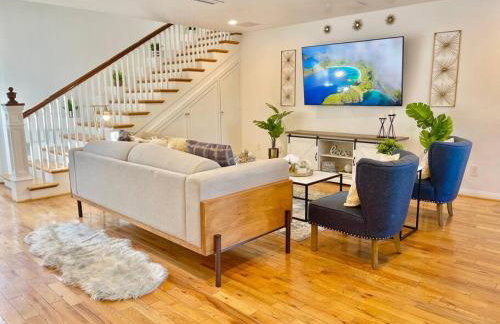 New Charming Spacious Disneyland Pool Home - Photo 16