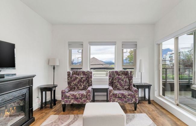 Stylish Urban Retreat 2BR Condo - Photo 22