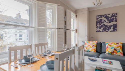 Gorgeous 2-Bed Located in Quiet Area with Nearby Stations - Foto 4