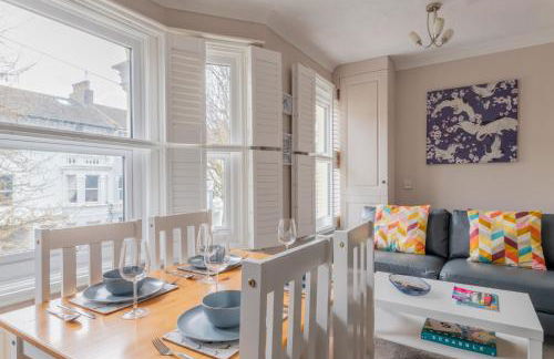 Gorgeous 2-Bed Located in Quiet Area with Nearby Stations - Foto 4