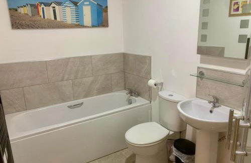 Modern Coastal Retreat, 5-Bedroom, 4-Bathroom Home, with Parking in Portsoy - Foto 28