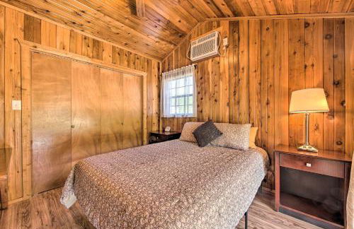 Couples Cabin with Luxury Deck, 1 Mi to Canyon Lake! - Foto 13