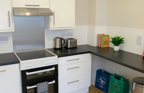 Bright 2-Bed Top Floor Flat, Full Kitchen, Parking - Foto 3