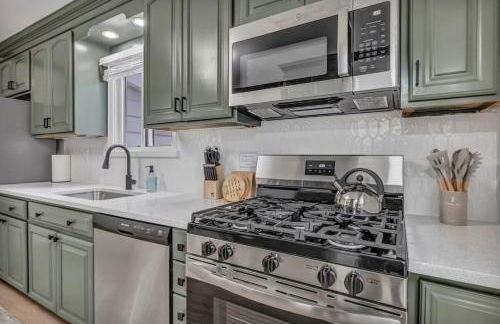 NEW! Modern Retreat Near CLE-Game Room-Renovated - Foto 15