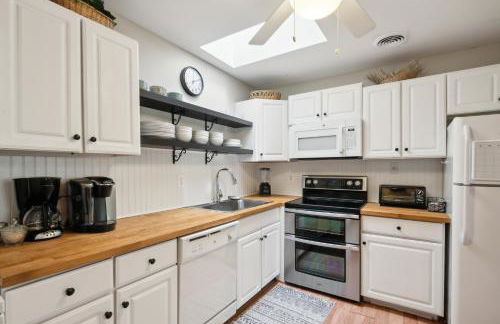 Cozy 2BR Condo - Beachside Bliss with Yard Space condo - Foto 11