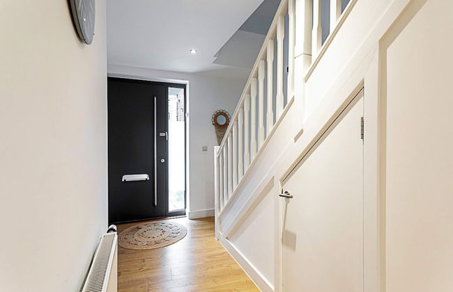 Quiet and Spacious Four Bedroom House - Photo 34