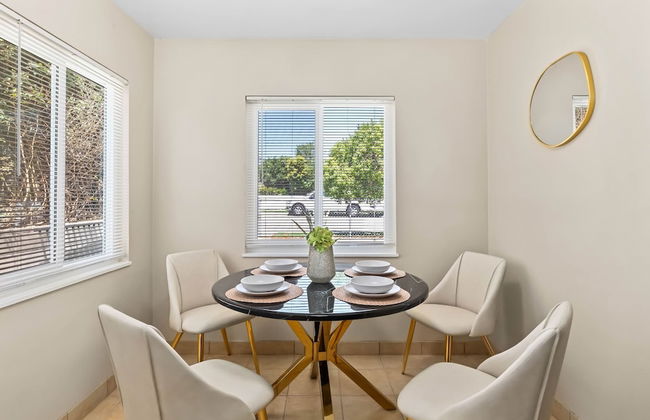 Modern Retreat With Spacious Yard Cozy Interiors - Foto 32