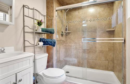 A Denver Oasis 15 Min to the Bronco Stadium 3 Bedroom with a King Suite - Photo 14