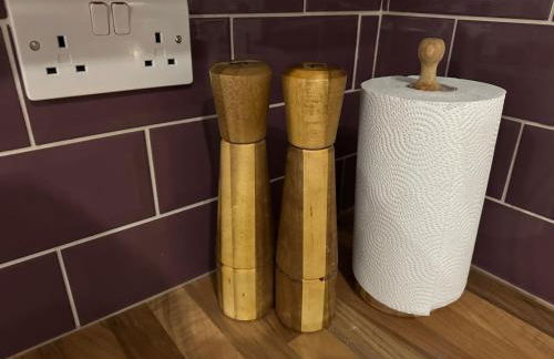 Cozy Four-Bedroom Home with Hot Tub, Garden, CONTRACTORS WELCOME - Close to Shops, Restaurants, Hospital and Park - Photo 26