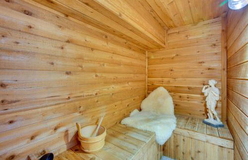 Sauna and Fireplaces! Lakefront Cadillac Retreat - Foto 27