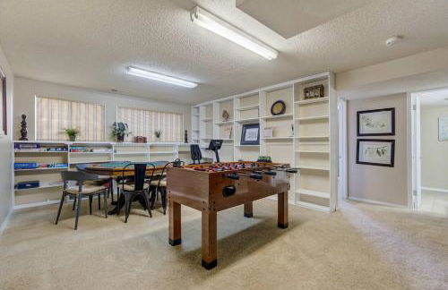 Deep Blue Spacious Escape w Hot Tub & Playground - Foto 44