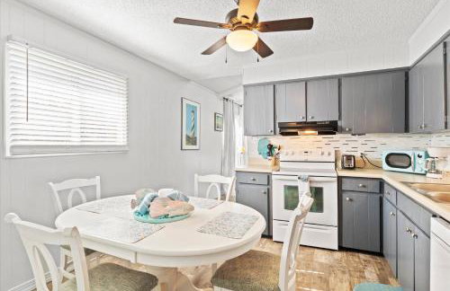 Beachy Getaway - Cozy and Secluded Lodge Home - Foto 29